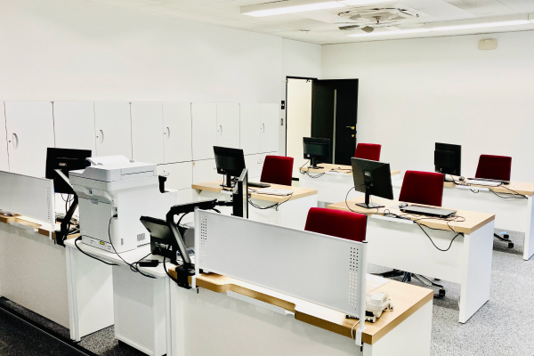 配属先は営業部署、または間接部門です。<br>営業部署の主な仕事内容は発注・出荷依頼入力、お取引先様の電話応対になります。<br>お取引様のご要望に合わせた資料作成等もあります。<br>営業アシスタントとして職務を担っていただき、基本的には１名の営業担当者に１名の営業アシスタントになりますが、部署によっては複数名の営業担当者のアシスタント業務を担う場合もあります。<br>間接部門の主な仕事内容はパソコンの設定関連、経理業務、売上・仕入入力、受付業務等です。