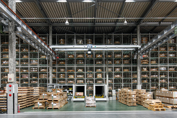 <p>入荷、出庫の他に配車や数量の確定処理もございます。配車ではお取引先様へ商品を配達するためのトラックの手配や、関連会社「㈲市原物流」所有のトラックの振り分け作業を行っていただきます。そこでは効率の良い配達ルート組立やトラックの稼働状況を意識することが必要です。数量の確定処理とは、入荷された商品、出庫する商品の実貫数を基幹システムで確定してもらいます。現場で確認した商品を現場の社員が確定を行い、曖昧な数量管理を省きます。入出庫による商品の移動という感覚ではなく、商品に対して真摯に向き合います。</p>